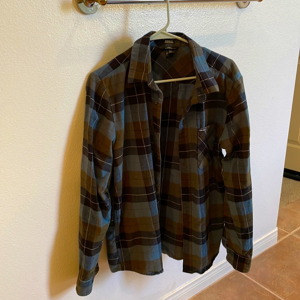 Modern fit Large mens volcom shirt